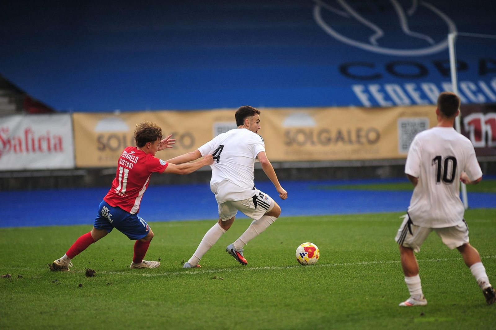 Galería | La UD Ourense gana y disfruta bajo la lluvia en O Couto