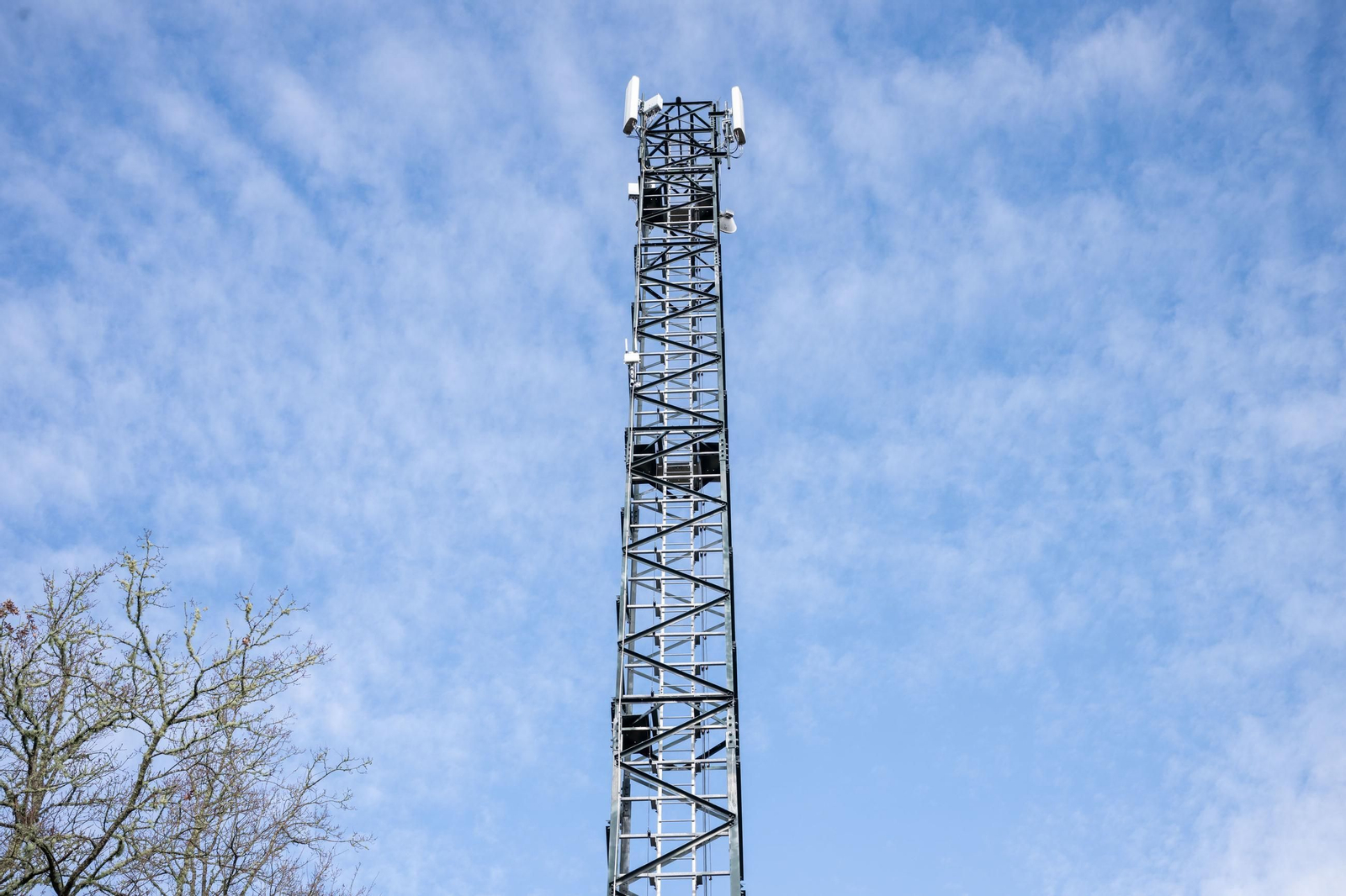 La nueva torre de telefonía instalada en Leiro