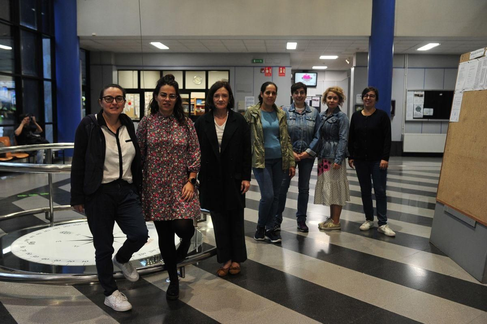 Las investigadoras de Alimentos: Patricia Reboredo Rodríguez, María Rosa Pérez Gregorio, Beatriz Cancho Grande, Raquel Rial Otero, Carmen González Barreiro, Elena Martínez Carballo y María Figueiredo González, ayer en Ciencias.