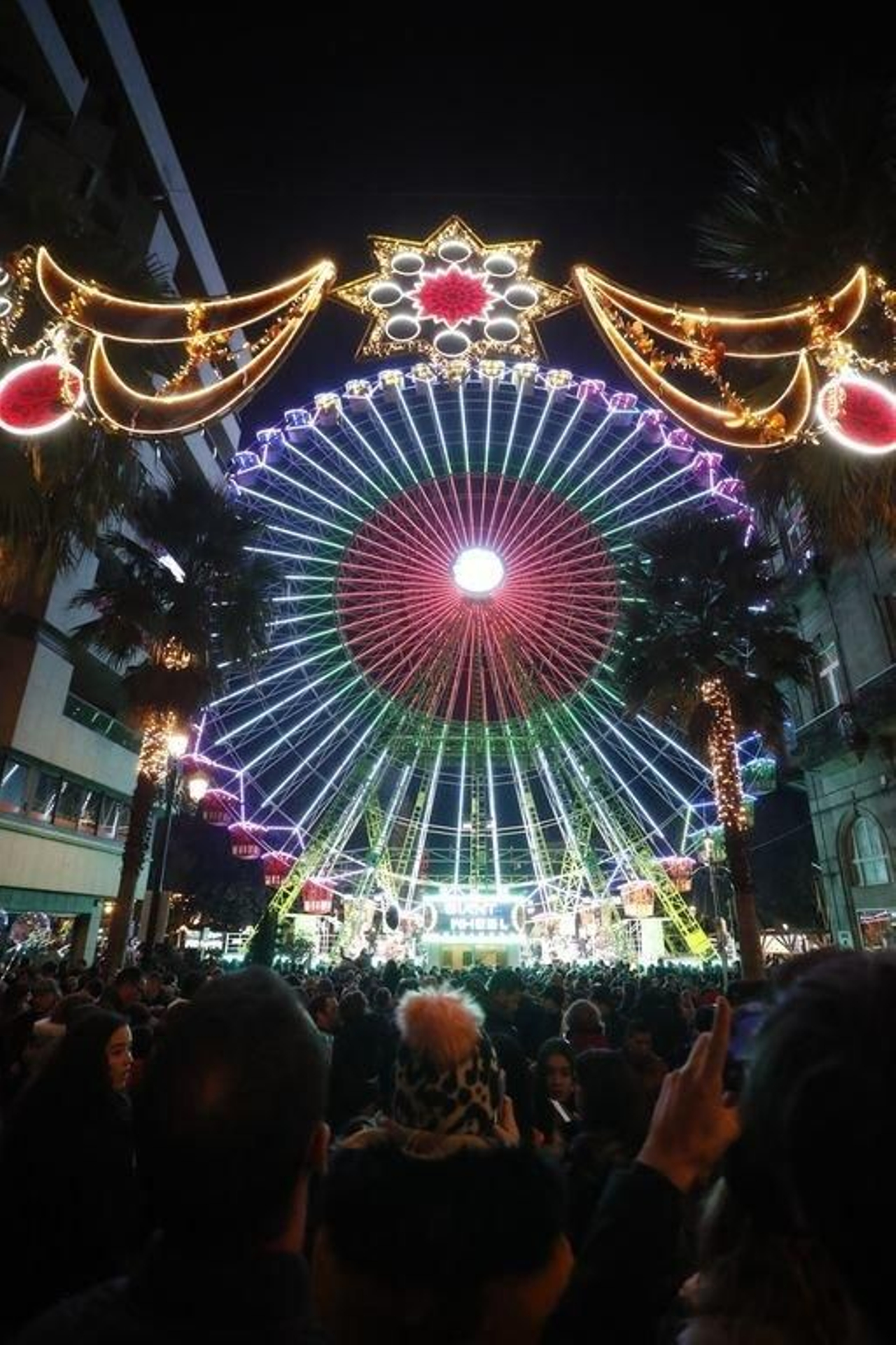 Los turistas invaden Vigo en el Puente128