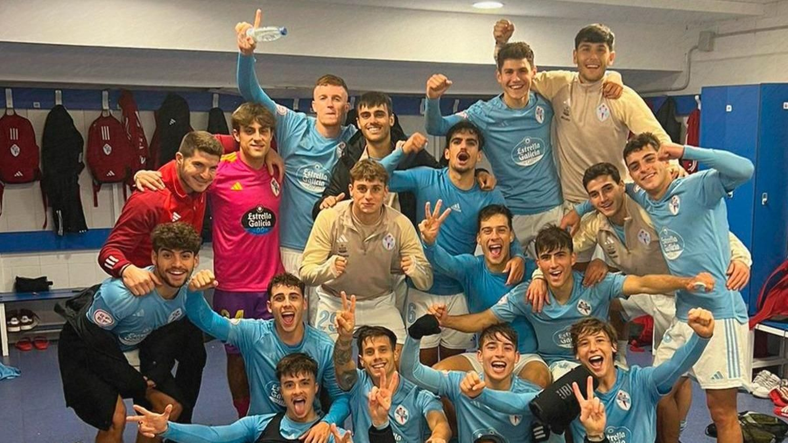 Los jóvenes futbolistas del filial céltico celebraron así los tres puntos en el vestuario visitante del mítico estadio de Las Gaunas.