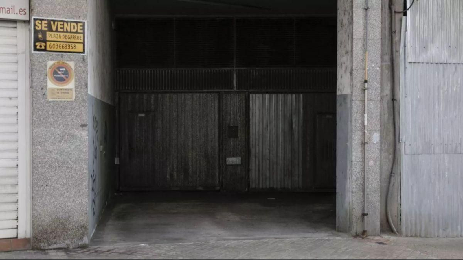 Cartel de venta de plaza de garaje en un edificio de Ourense.