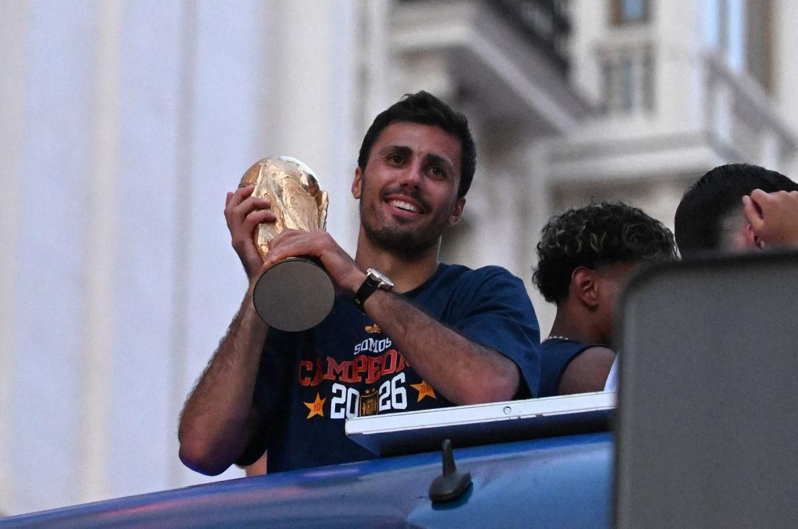 Rodri Hernández, con la Copa del Mundo.