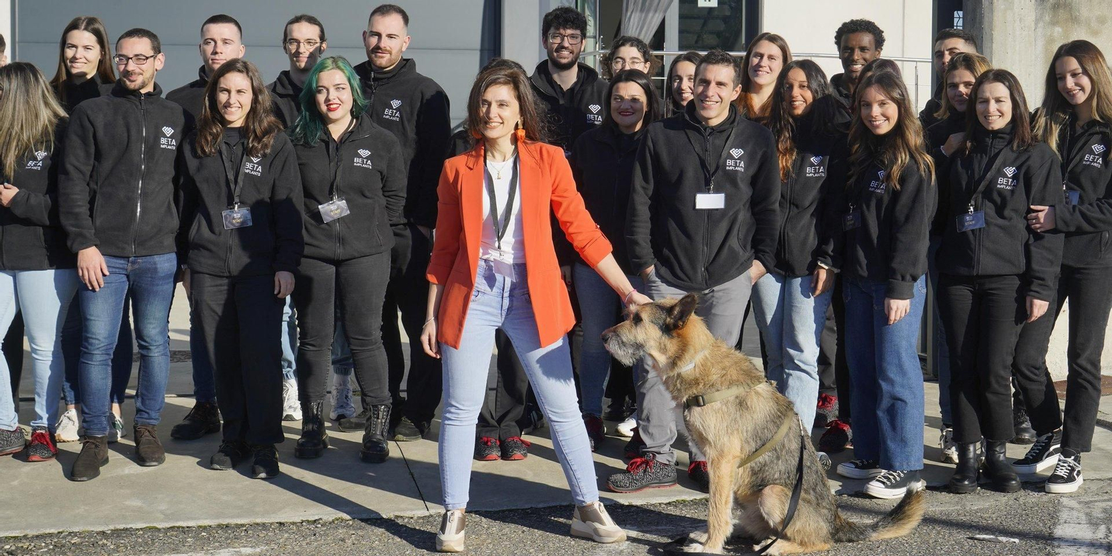 Parte del equipo de la fábrica Beta Implants en la inauguración ayer de su nueva planta de Mos.