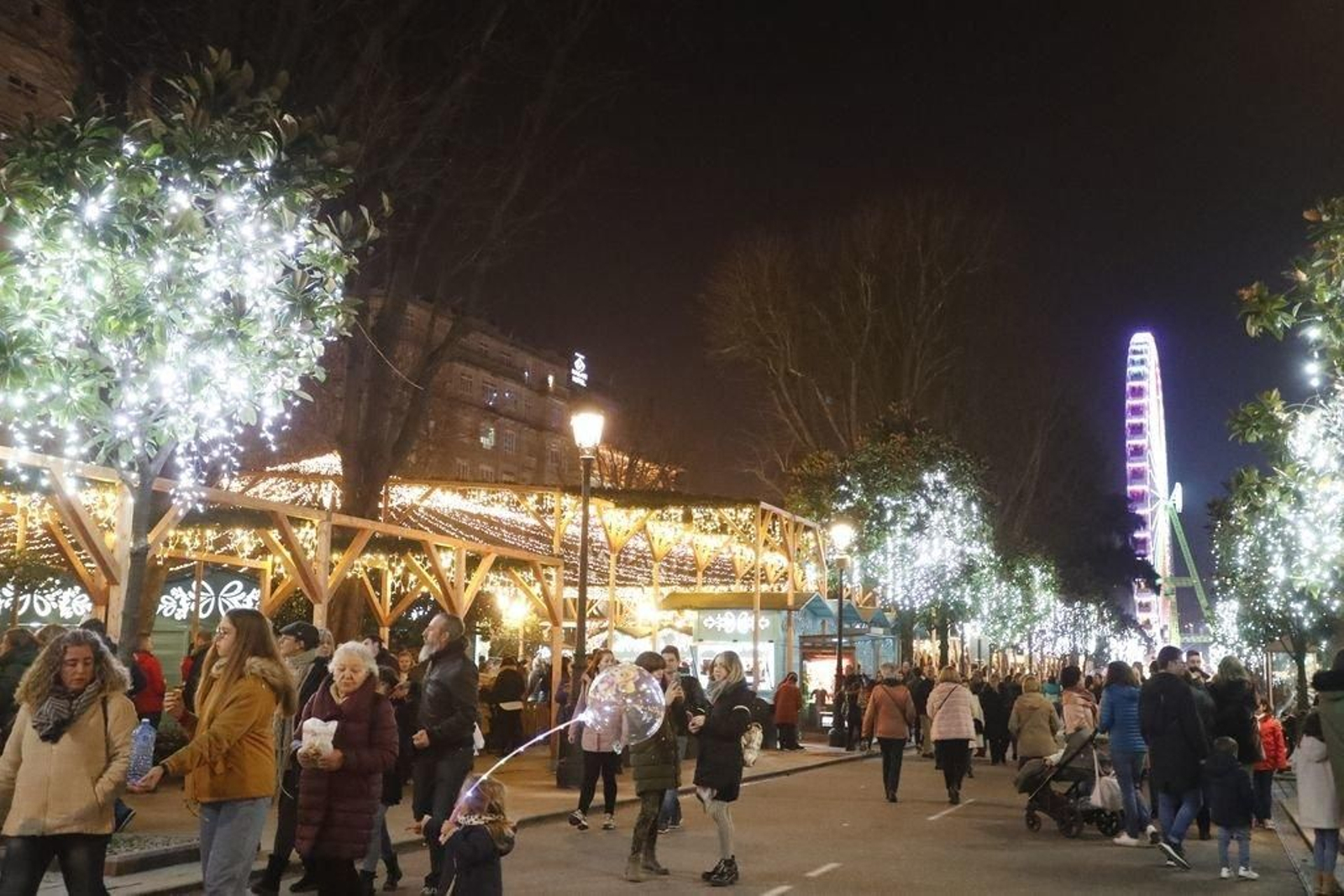 Los turistas invaden Vigo en el Puente30