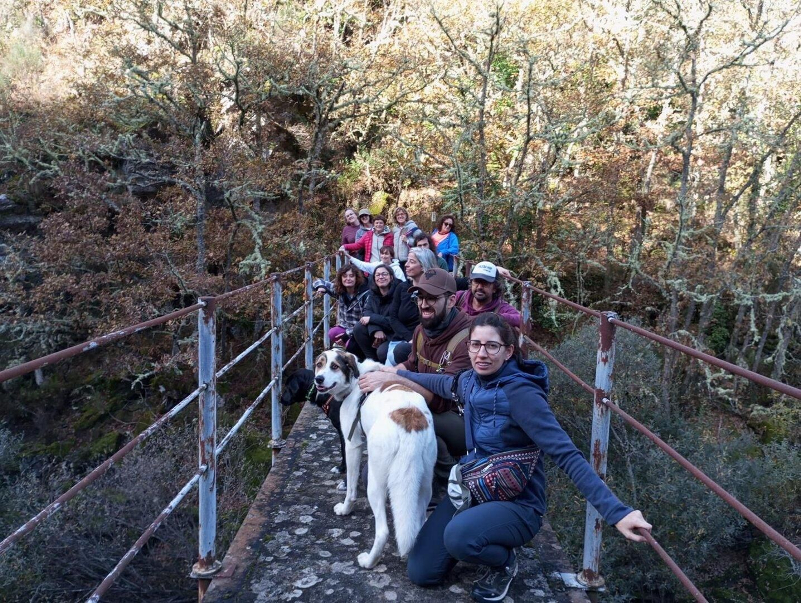 Participantes listos para comenzar la aventura en la salida de la ruta.
