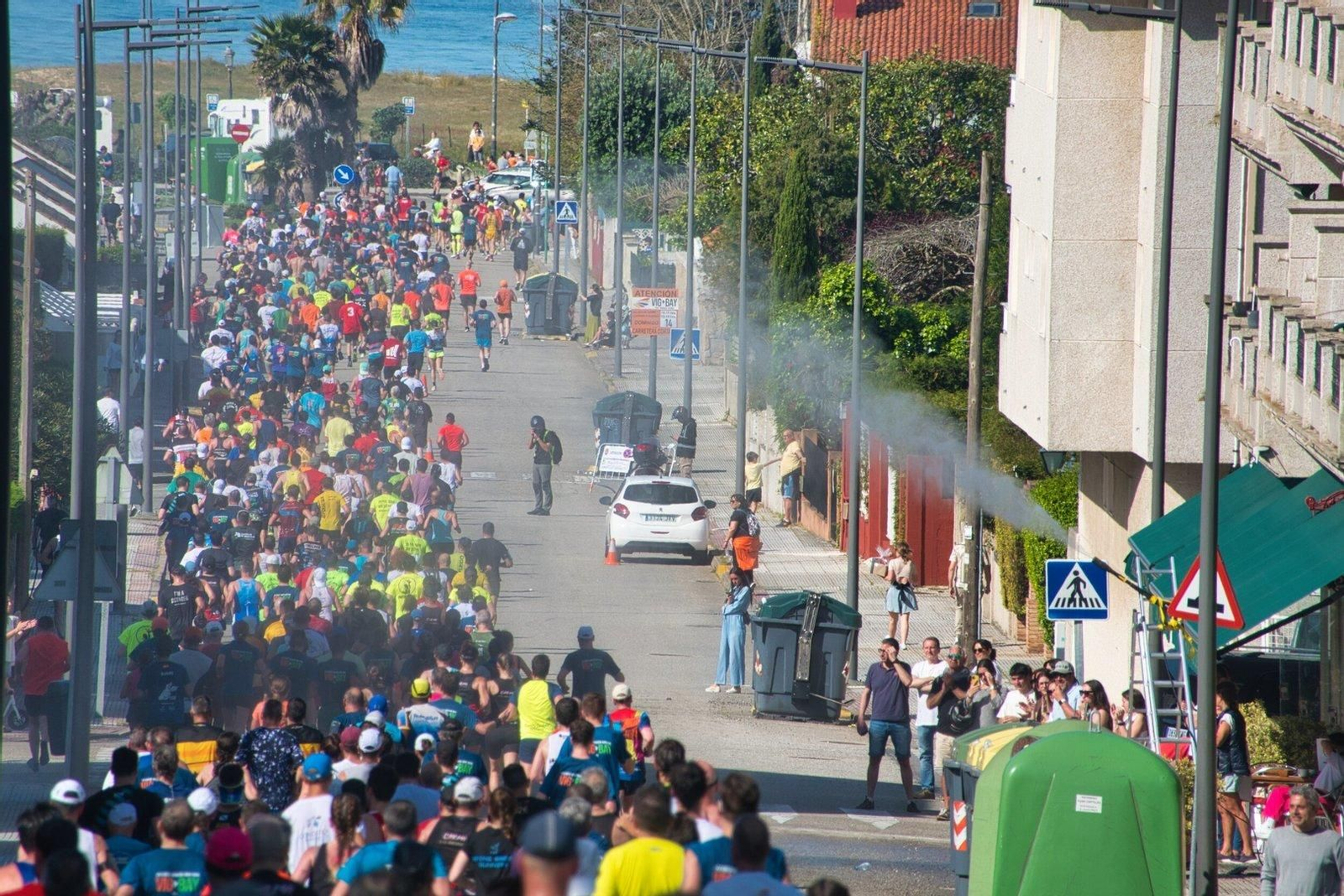 Manguerazo para refrescar a los atletas.