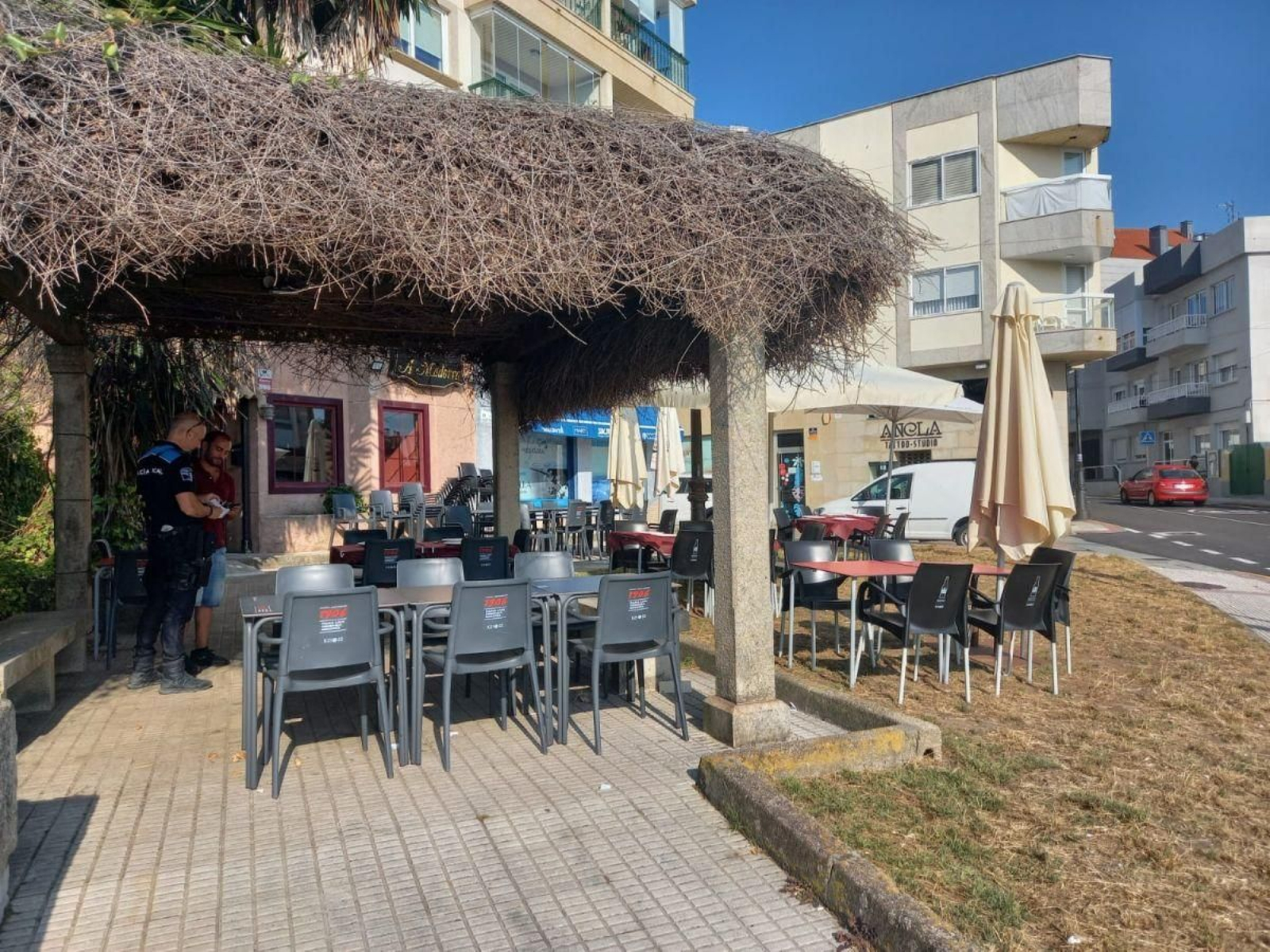 Un policía local solcita documentación a una terraza de Nigrán.