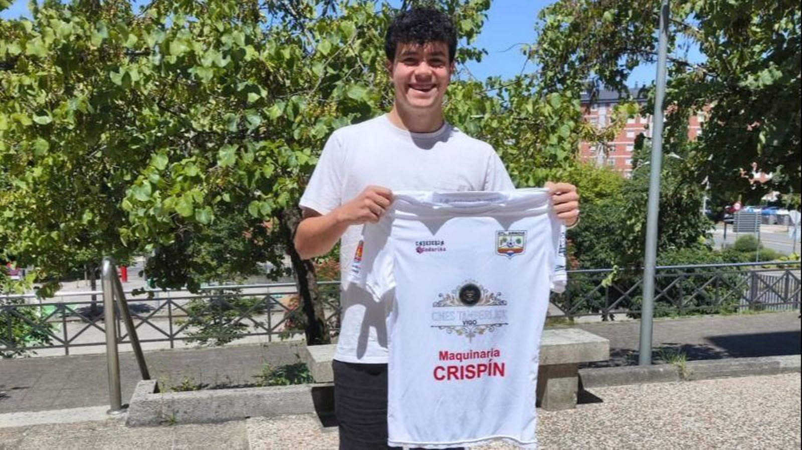 El defensa Mario Langa, nuevo jugador del Atlético Arnoia, en la zona universitaria.