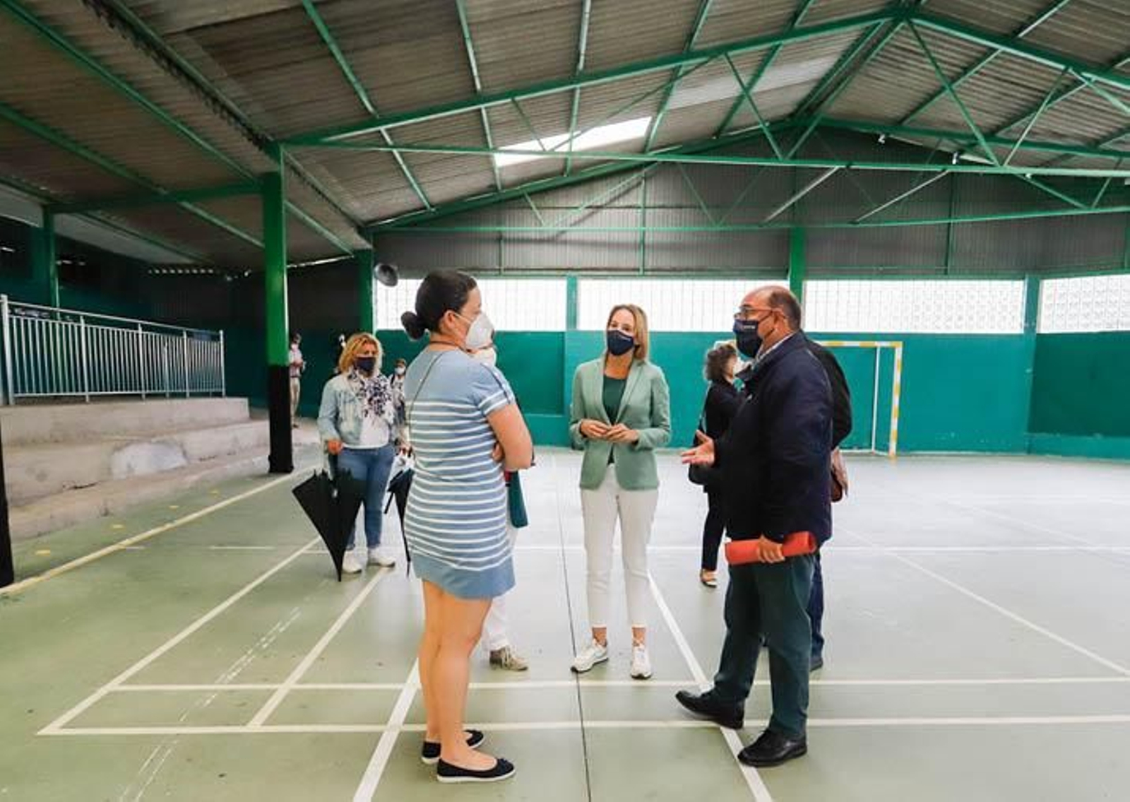 La delegada de la Xunta en el polideportivo de Igrexa.