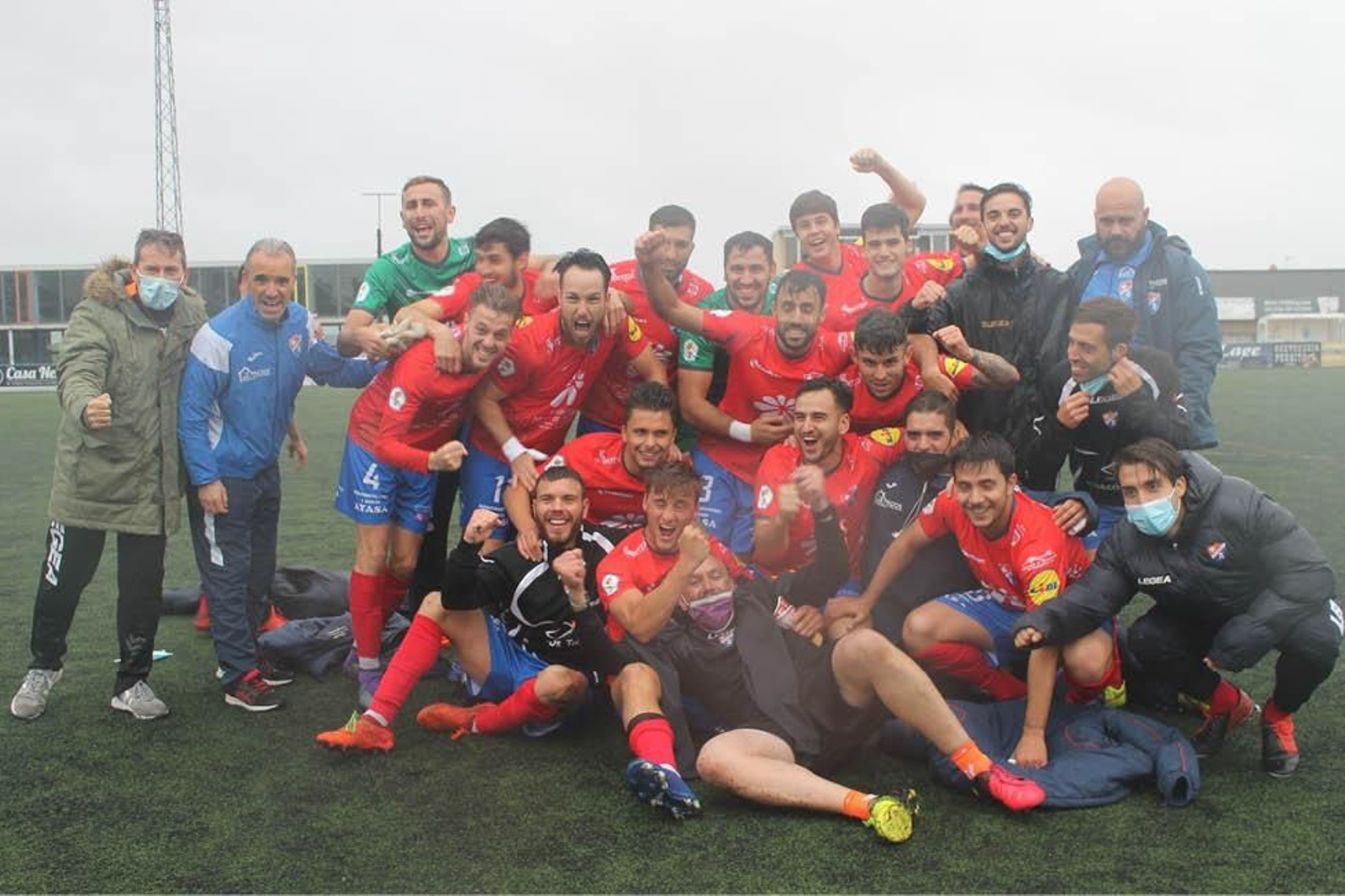 Jugadores del CD Barco celebran la permanencia lograda en la última jornada.