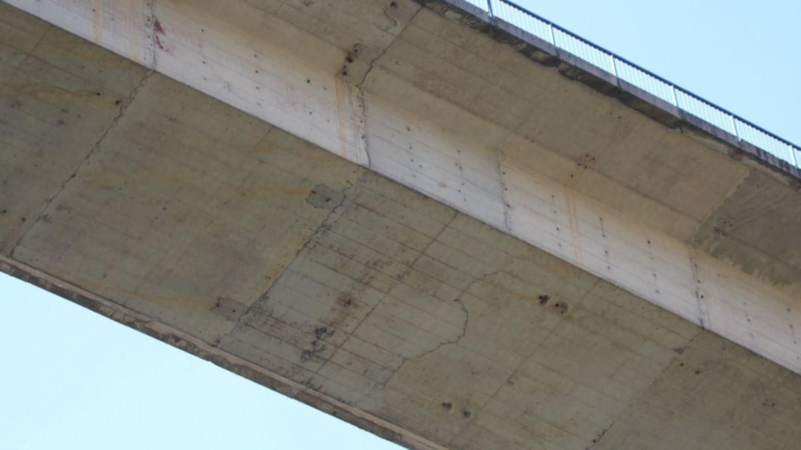 Imagen de la falsa grieta del viaducto de El Estrecho tomada en 2013.