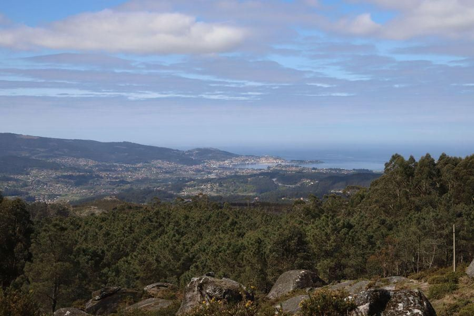 La panorámica de la comarca da buena fe de que se encuentra en un lugar privilegiado abarcando Playa América, Gondomar y Baiona.