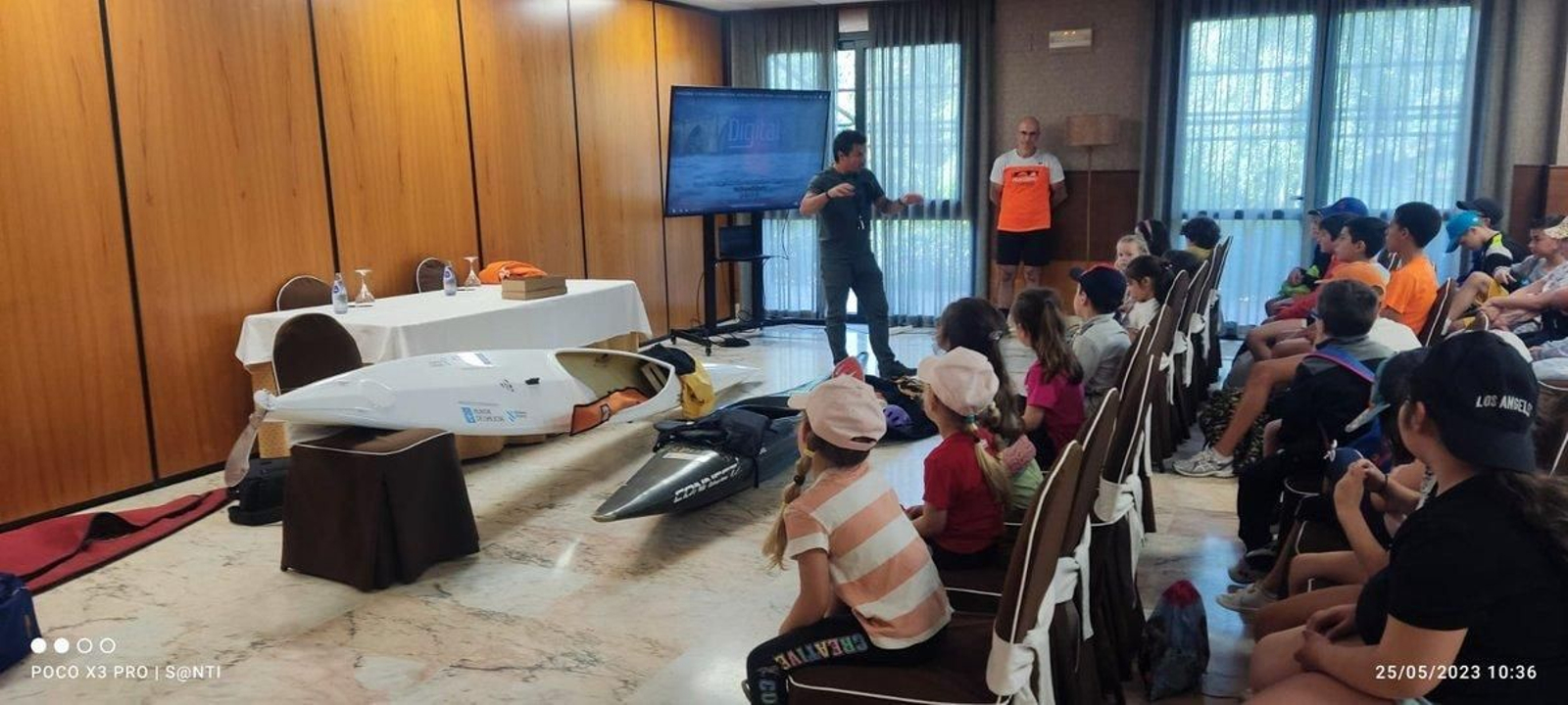 Actividad de piragüismo del CEIP Carmen García Carrasco en Cenlle.