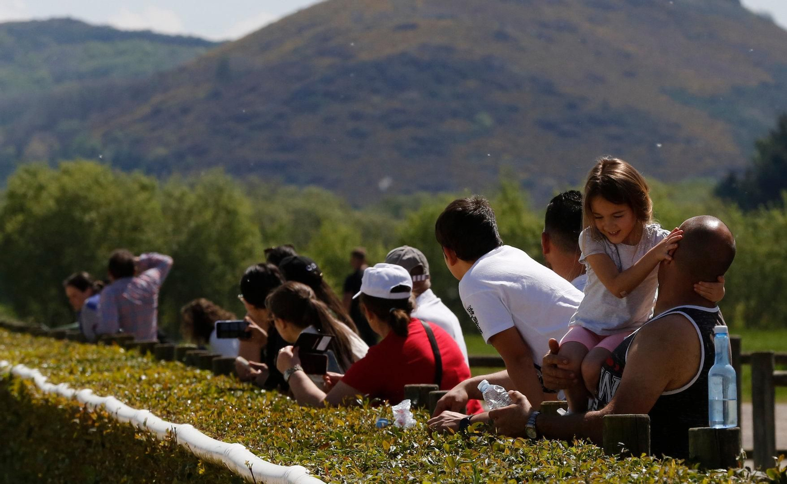 Aficionados disfrutando de la mañana de carreras en Antela.