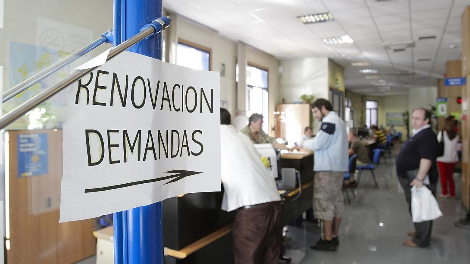 Oficina del paro frente al Parque del Posío en Ourense. MIGUEL ÁNGEL