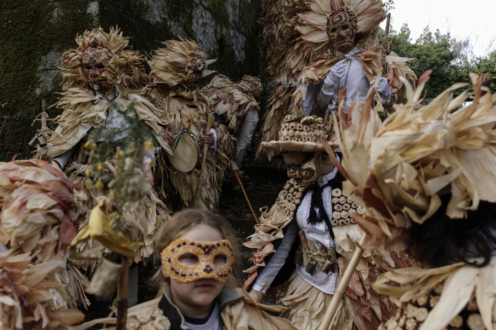 Galería | El follateiro, un traje que encuentra su materia prima en la naturaleza