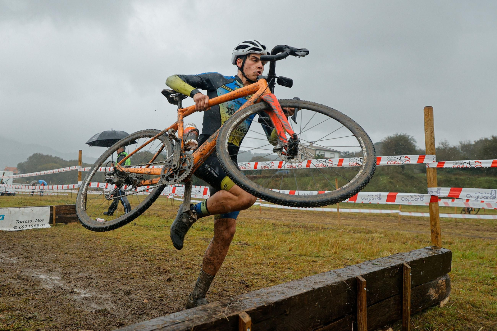 Galería | Más de 200 ciclistas compiten en el trofeo de ciclocross del Concello de Nigrán