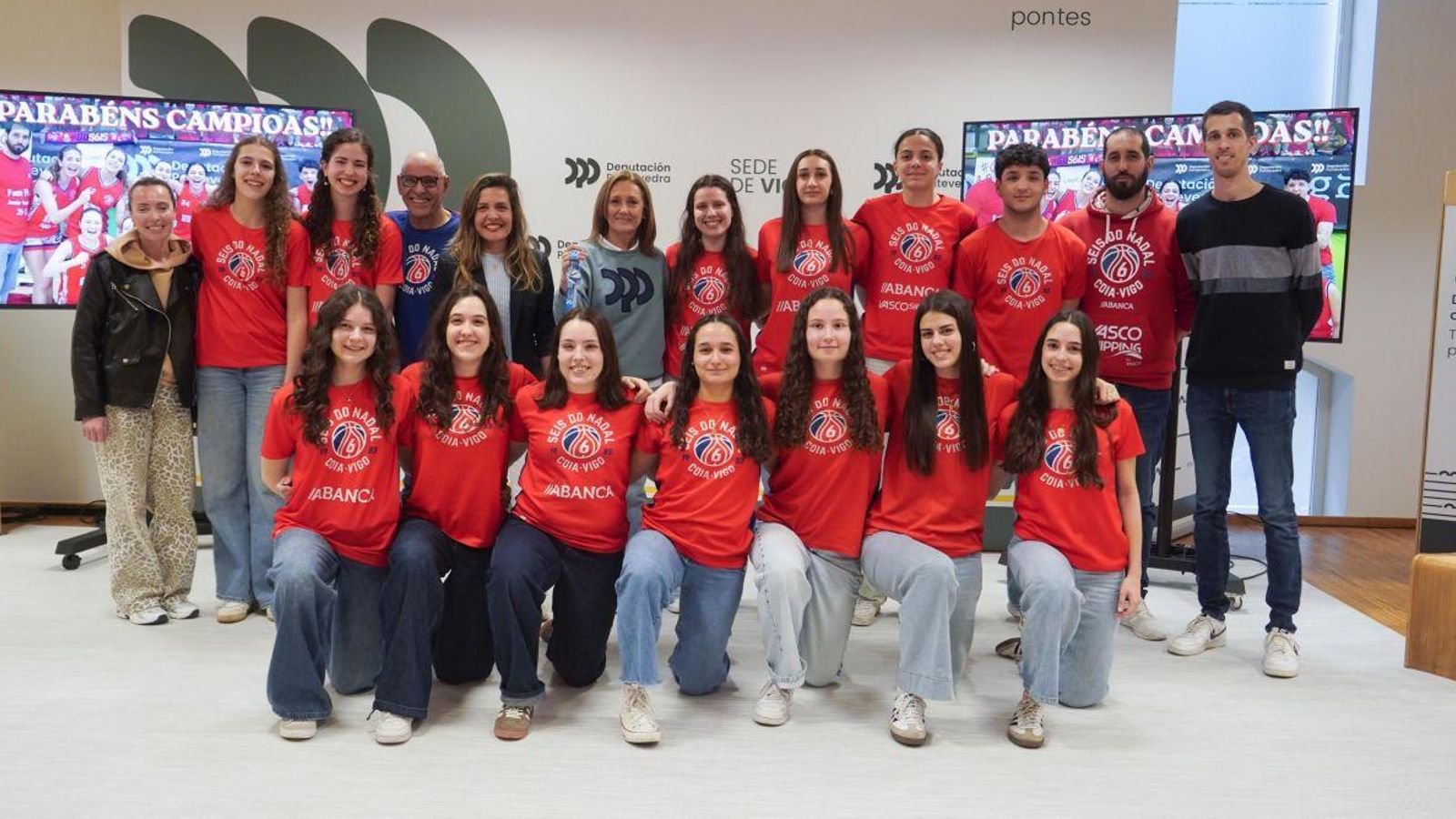 Las campeonas de Galicia júnior y sus responsables visitaron ayer la sede de la Deputación.