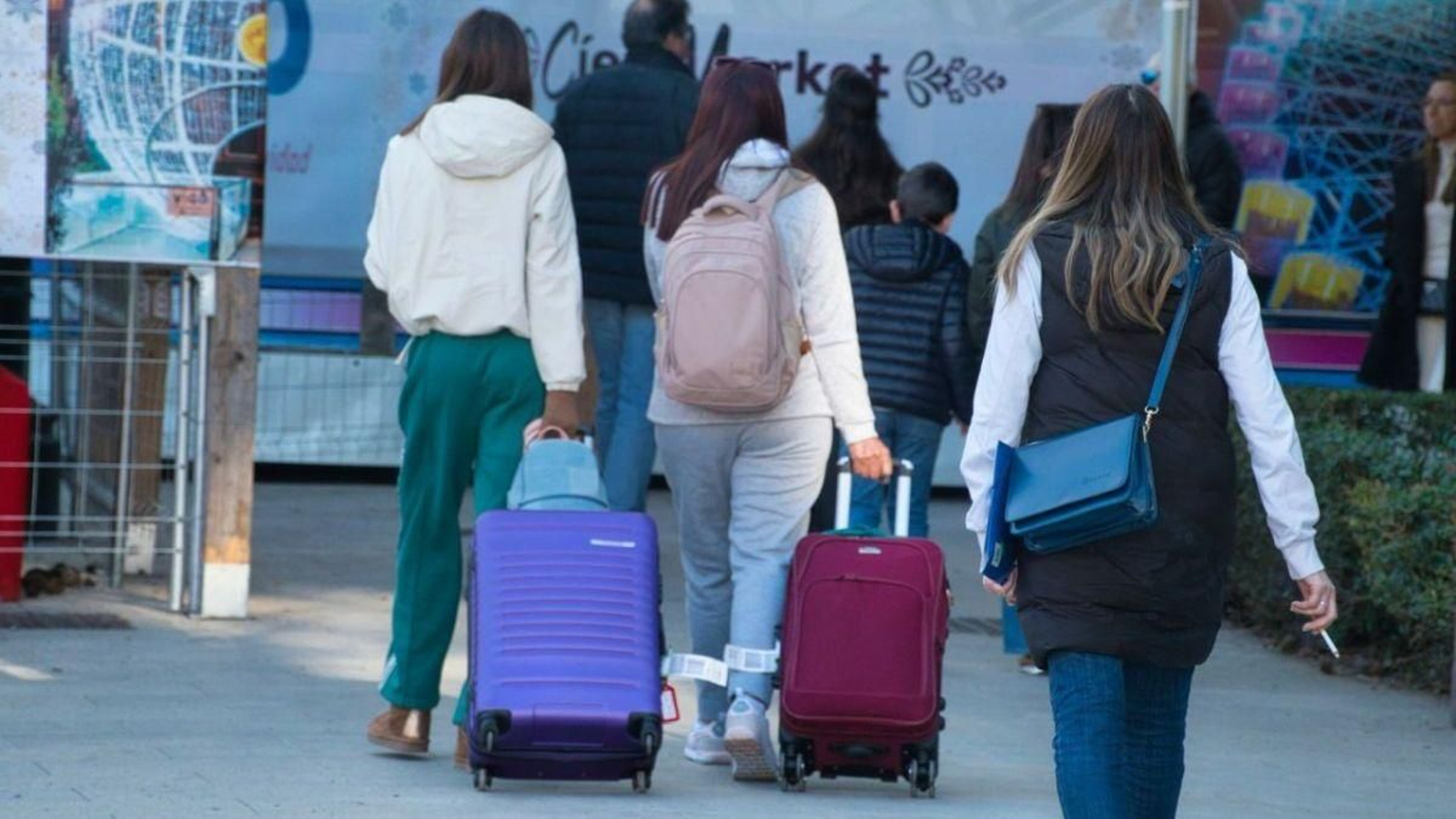 Un grupo de turistas, ayer por el centro de Vigo con las maletas.