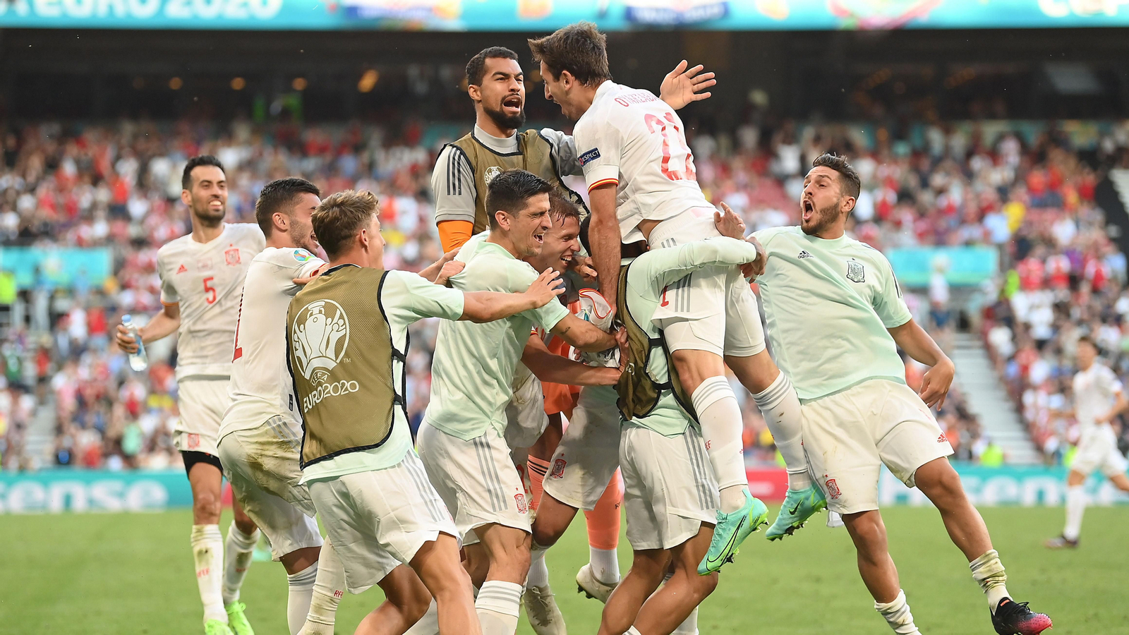 Los jugadores de la selección española celebran el quinto gol a Croacia, marcado por Mikel Oyarzábal en la prórroga, ayer en Copenhague.
