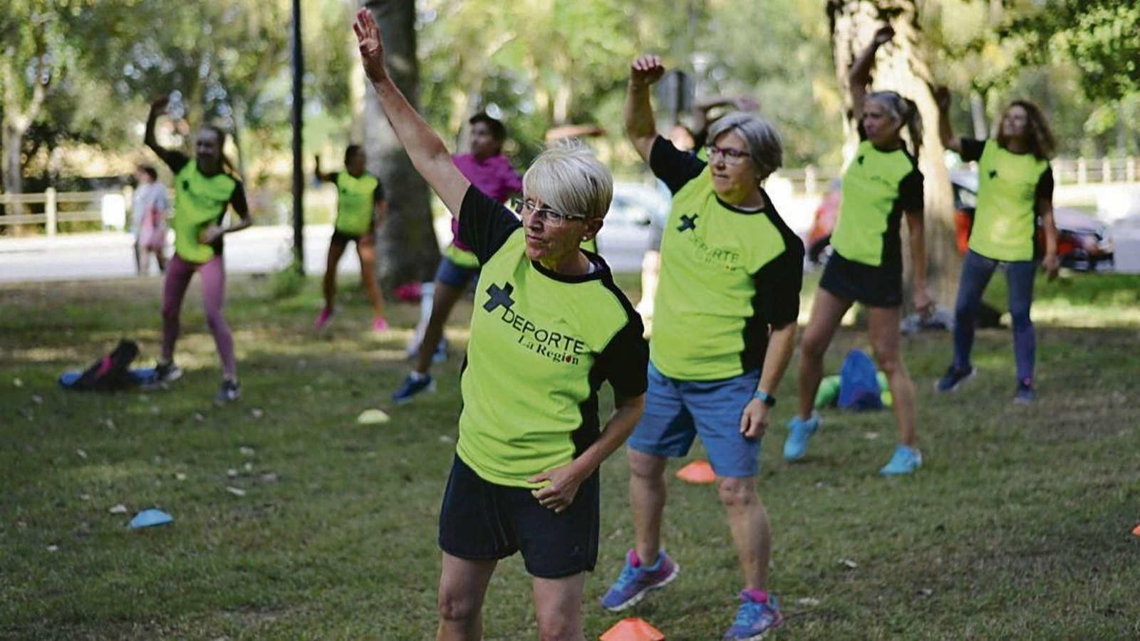 Ritmo y salud al aire libre con una sesión de zumba en Entrimo.