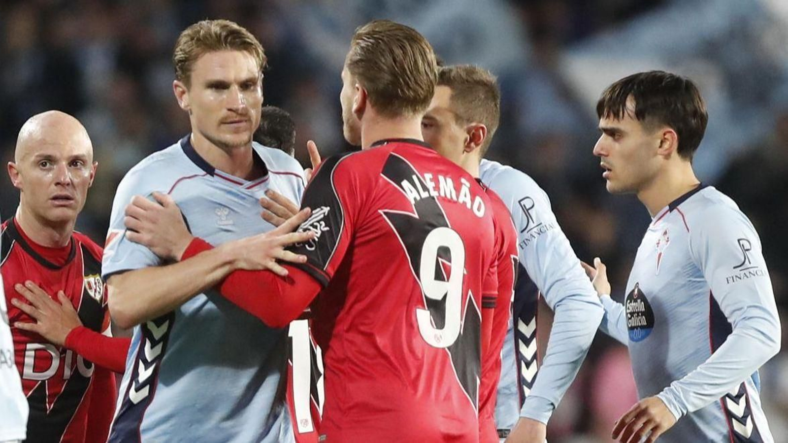 El central sueco forcejea con Alemao antes de un balón parado.