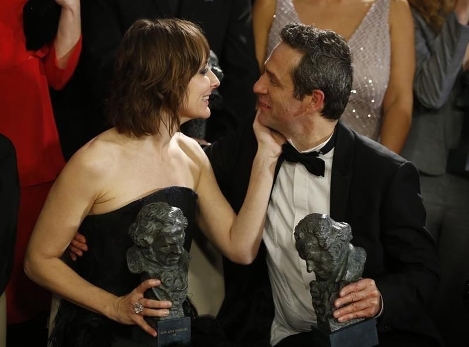 El actor y director Gustavo Salmerón (d), Goya a la Mejor Película Documental por "Muchos hijos, un mono y un castillo", y la actriz Nathalie Poza, Goya a la Mejor Actriz Protagonista por "No sé decir adiós",