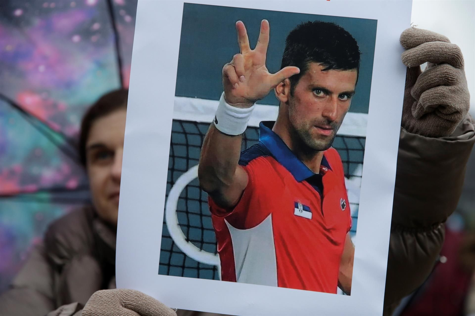 Imagen de una de las potestas en Serbia en defensa de Djokovic. // EFE