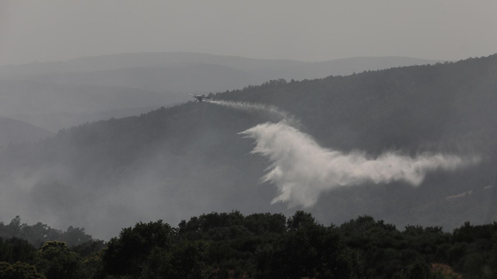 Operativos aéreos actuando en la extinción del incendio