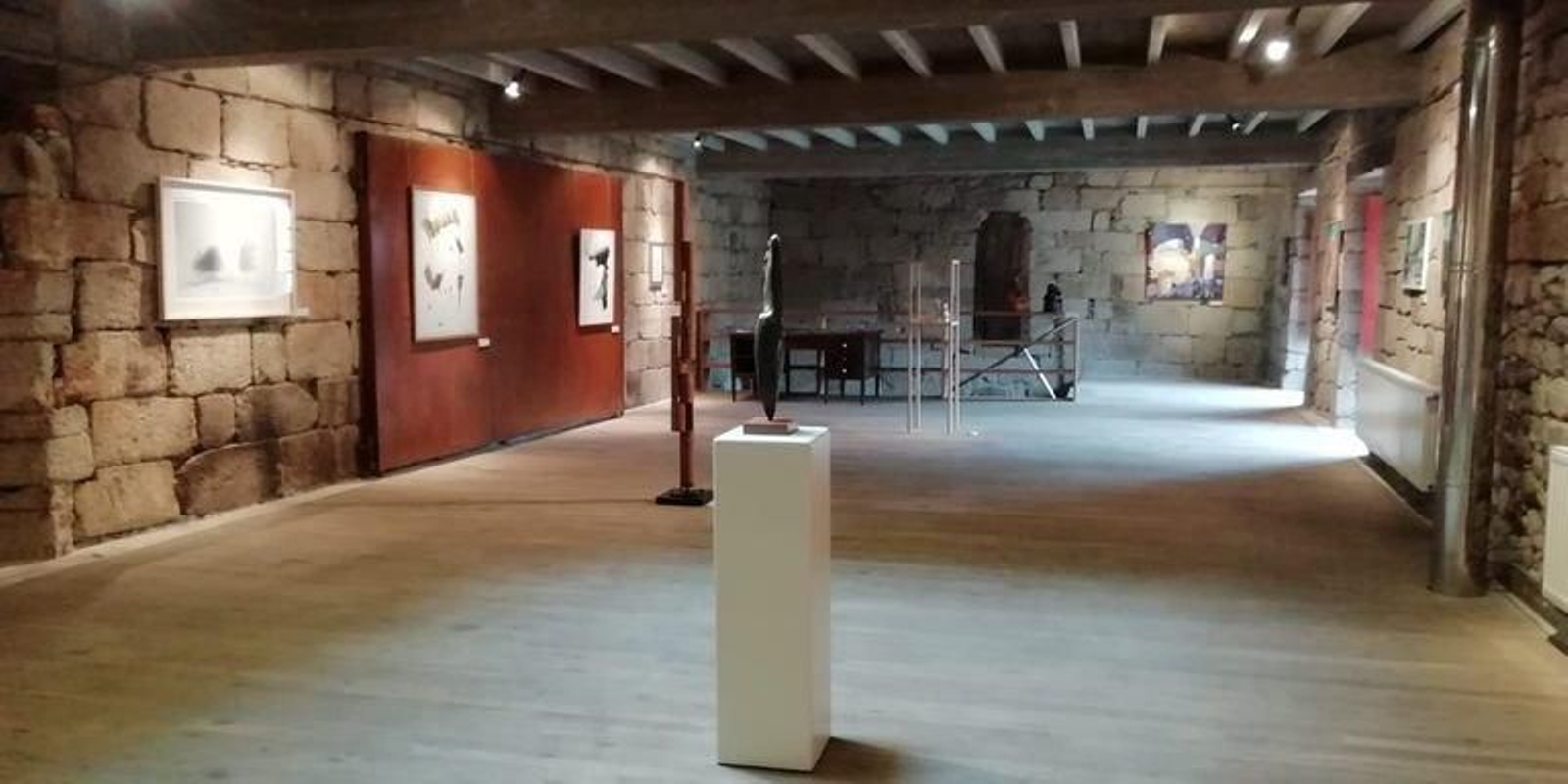 El escultor Xosé Cid expone en Xunqueira una de sus obras.