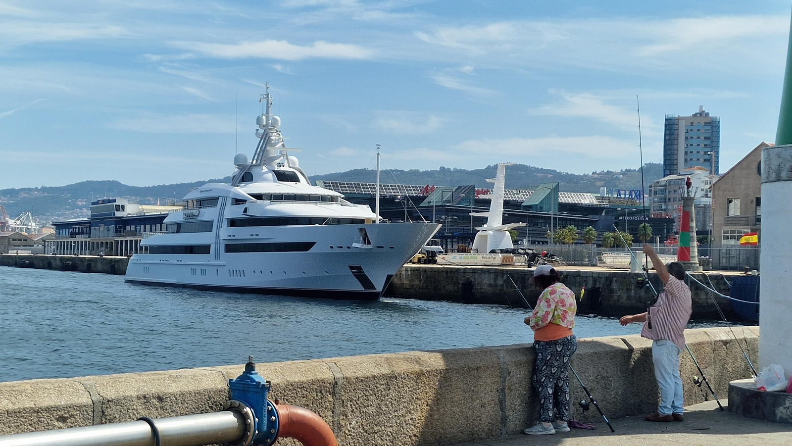El súper yate “Vibrant Curiosity” en el muelle de trasatlánticos.