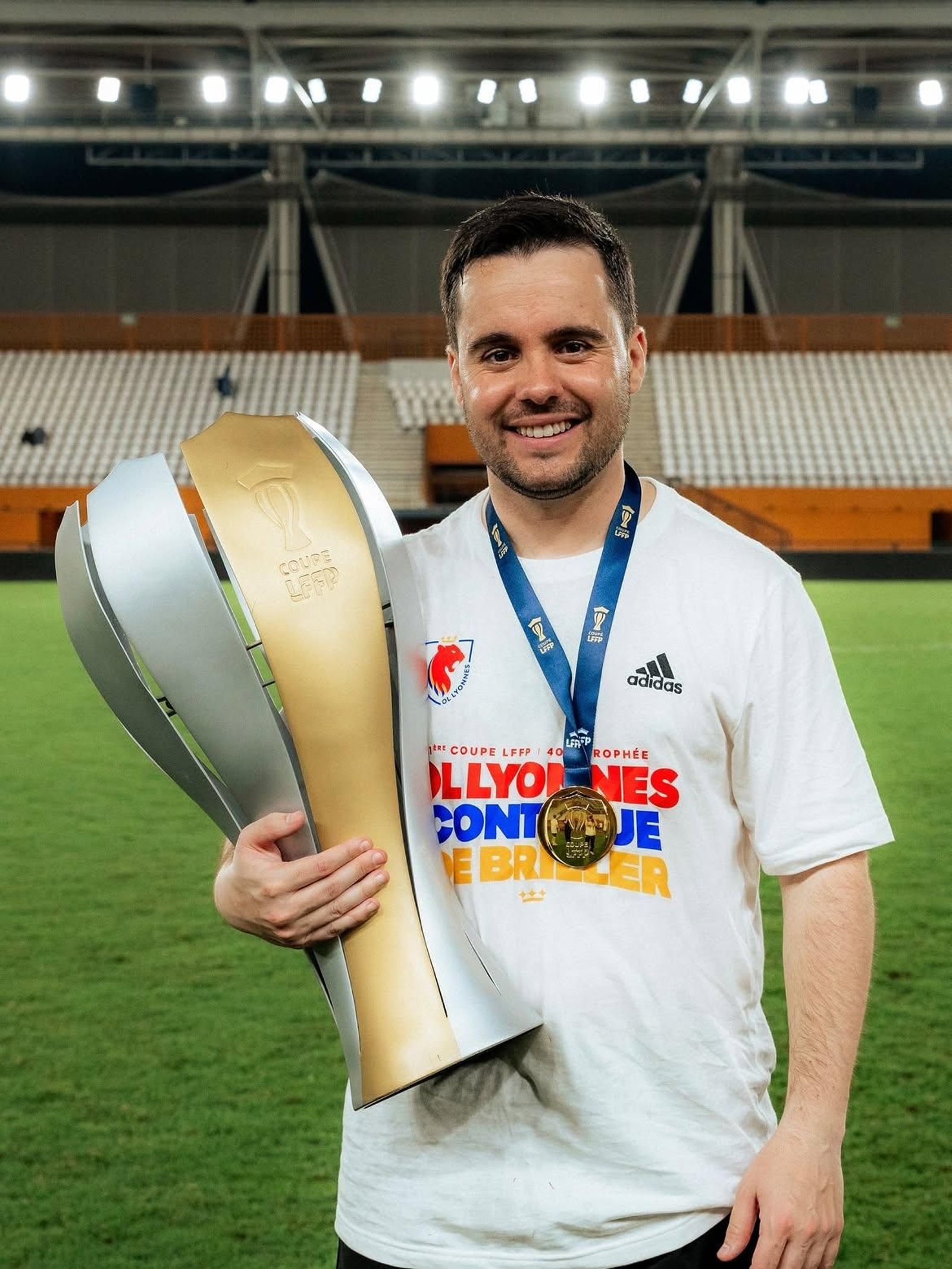 Giráldez, posa con el trofeo después de ganar la final de la Copa de la Liga.