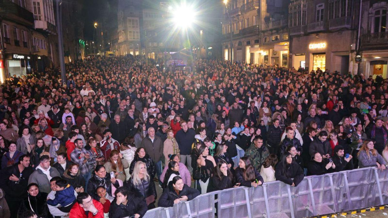 La céntrica plaza viguesa, abarrotada.