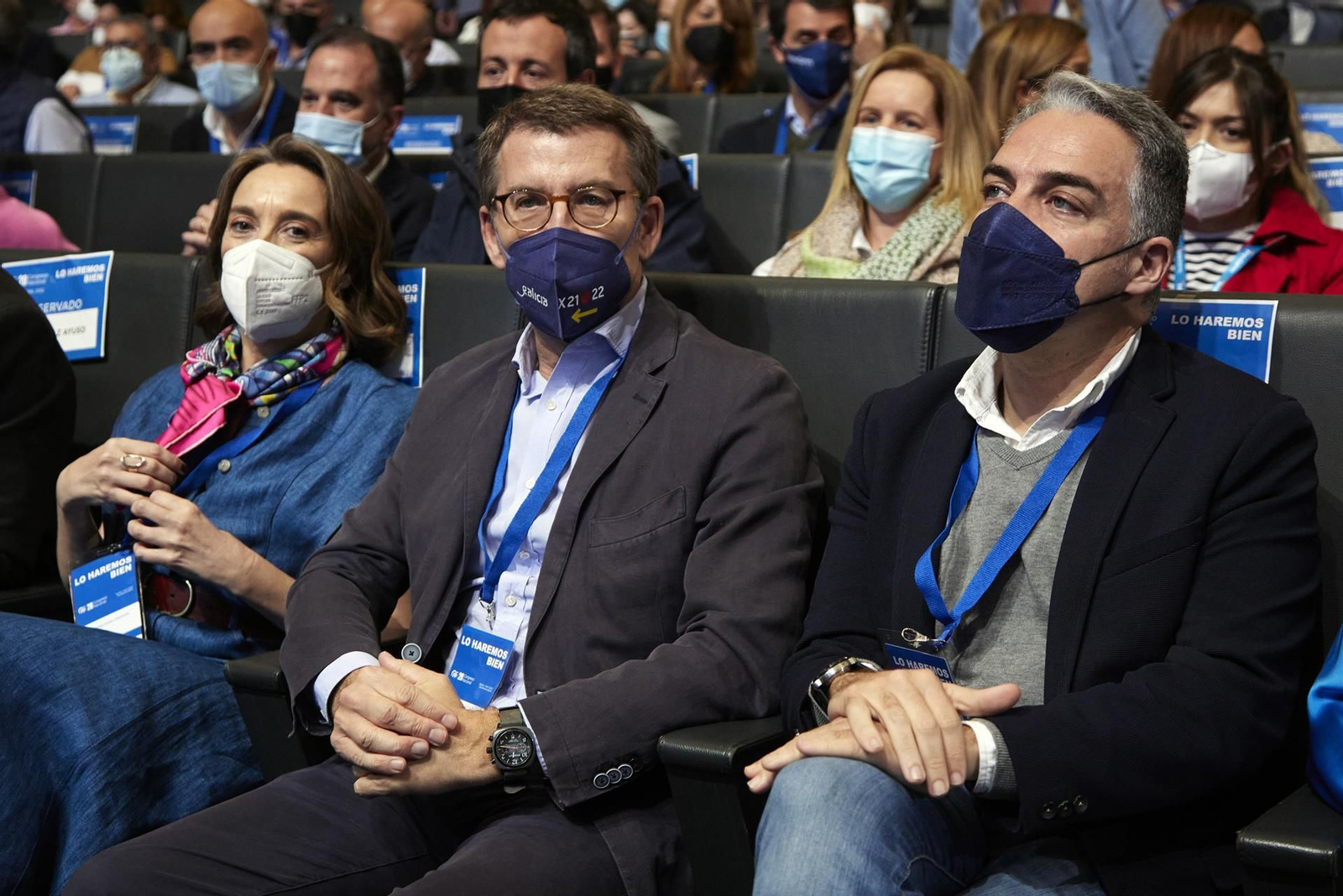 Feijóo, acompañado por Gamarra y Bendodo, en el Congreso del PP, este viernes. // EFE
