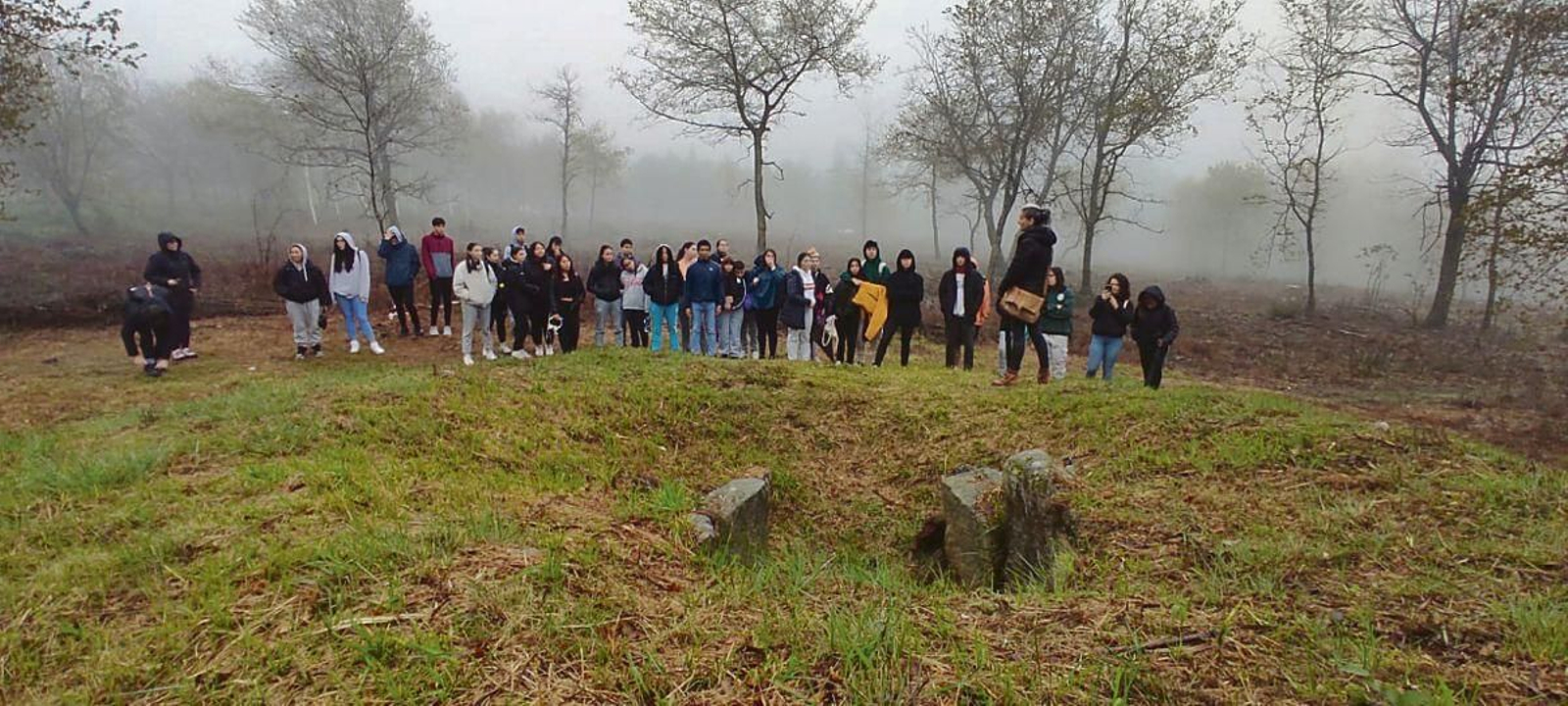 Los alumnos del IES Ricardo Mella con la arqueóloga Elisa Pereira, ante una de las mámoas, muy deteriorada de la Ruta de Candeán.