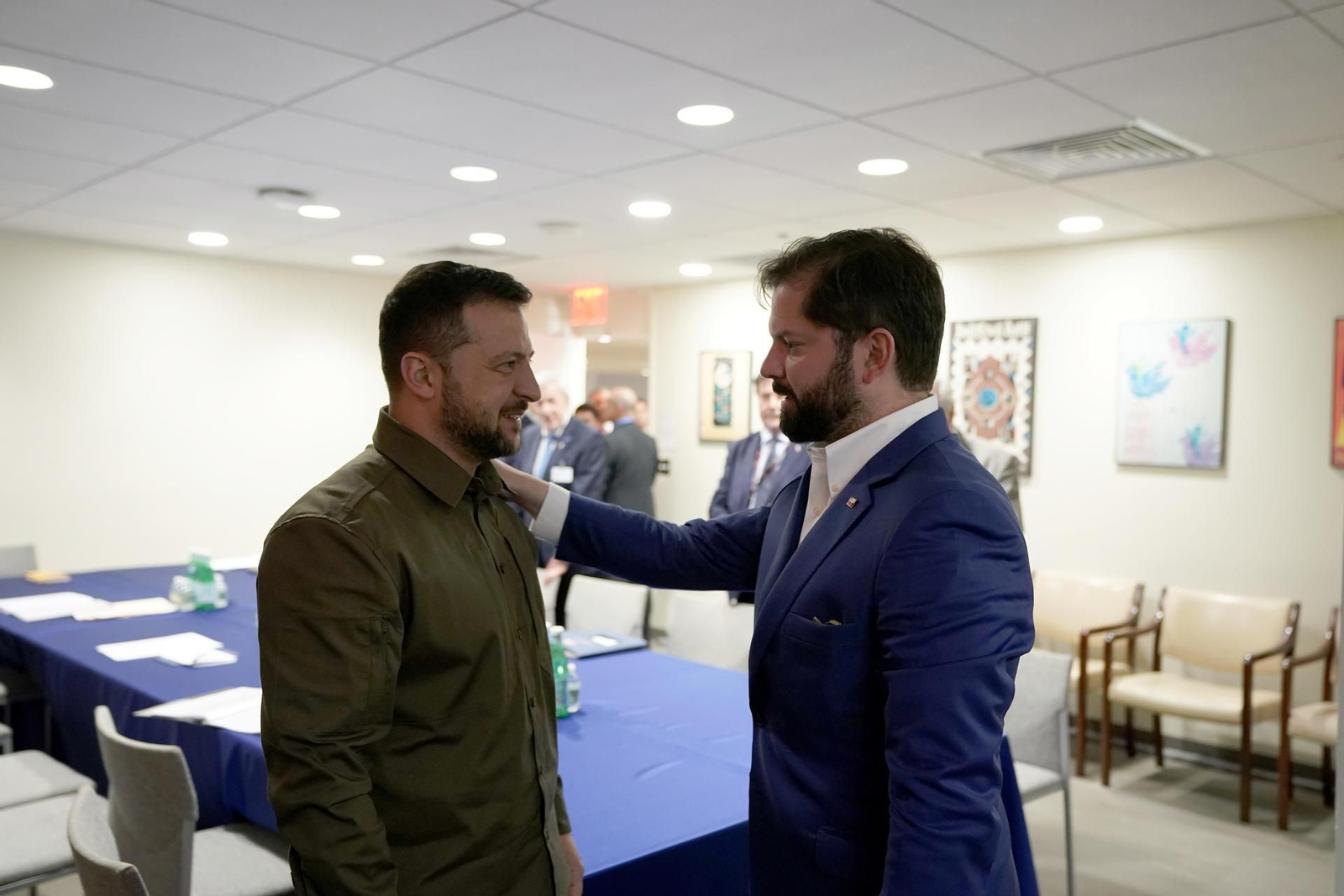 Gabriel Boric (d), durante una reunión con el presidente de Ucrania, Volodímir Zelenski. // EFE