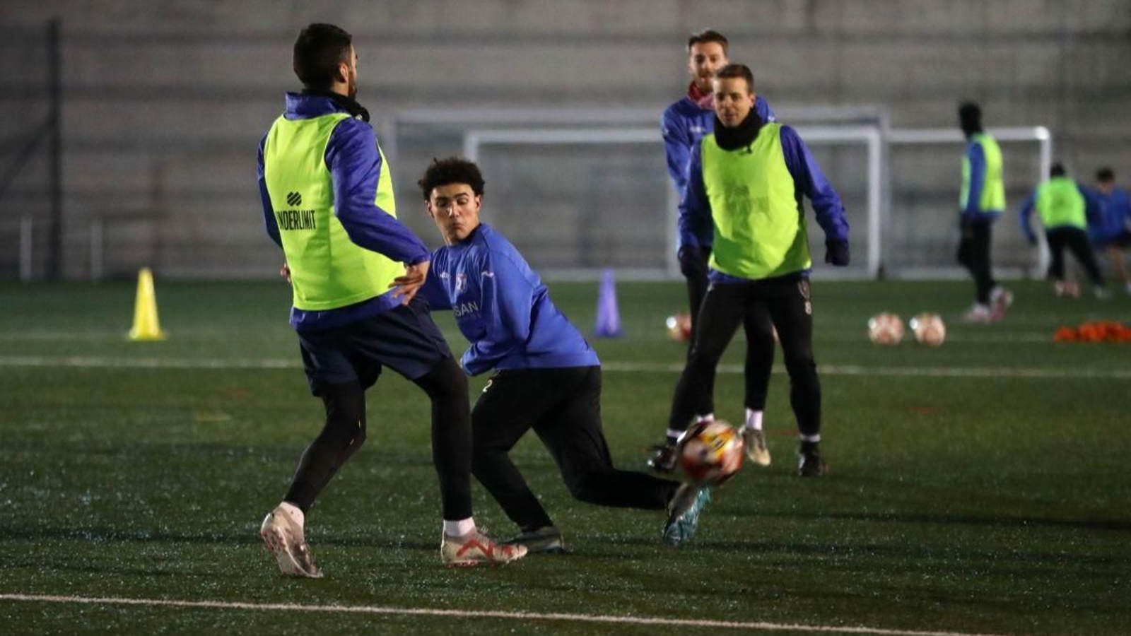 Los jugadores del Barbadás se ejercitan en el campo de Os Carrís.
