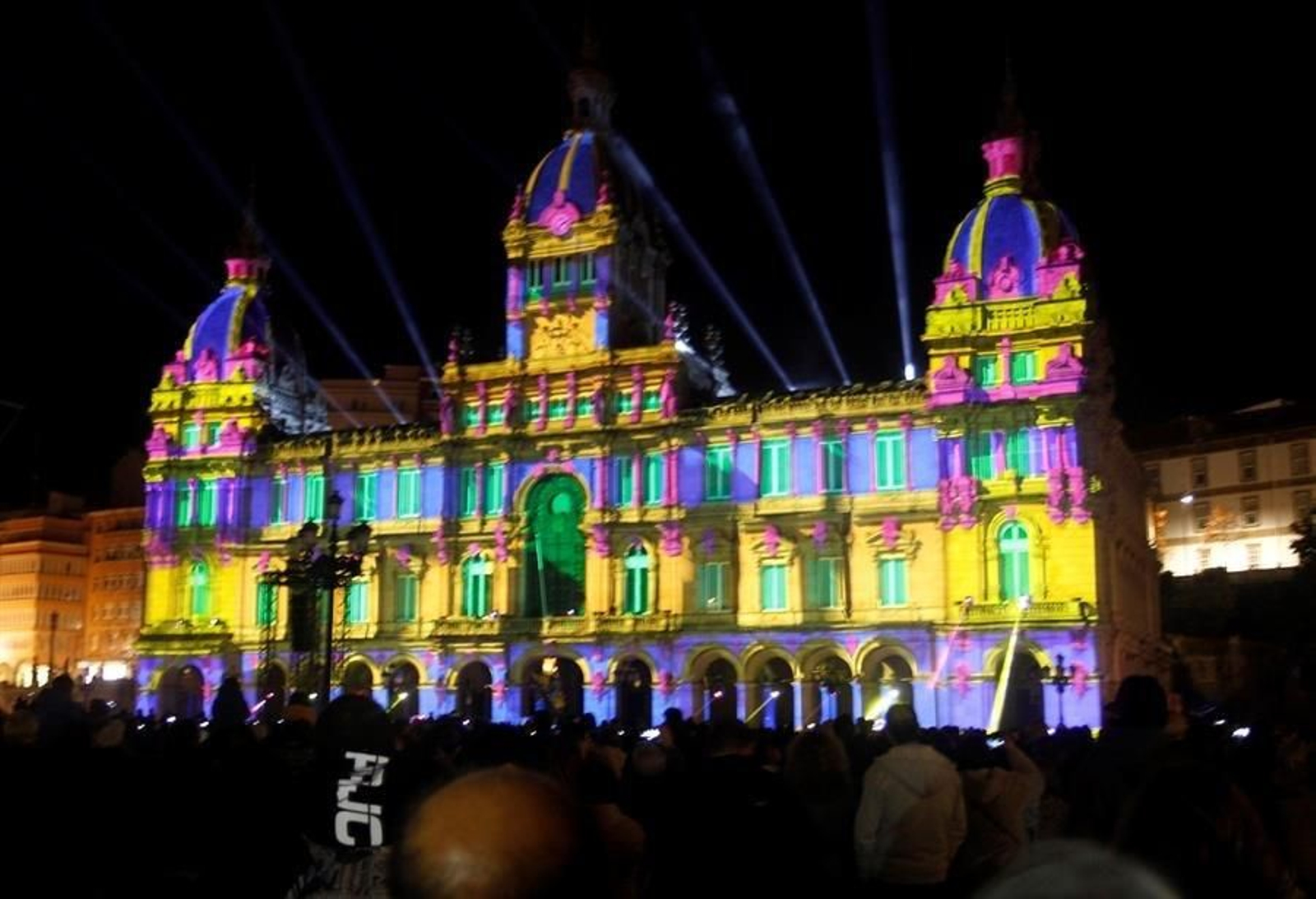 El encendido del alumbrado navideño comienza con la proyección de un vídeo sobre la fachada del Ayuntamiento de A Coruña, este viernes en la ciudad gallega. EFE/Kiko Delgado