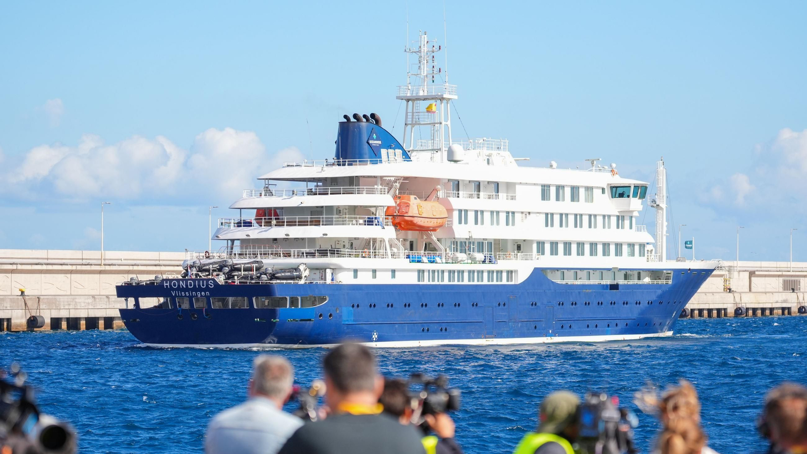 Vista del crucero MV Hondius atracado en el puerto de Granadilla