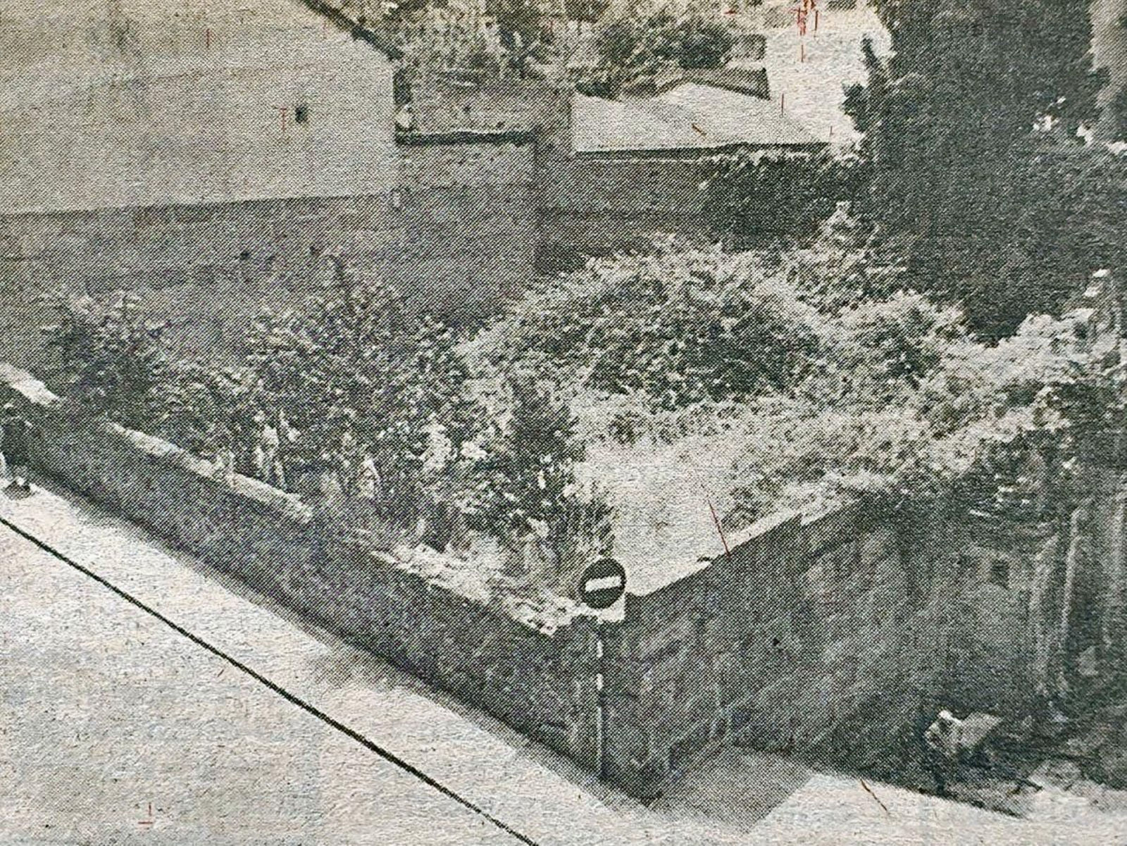 Villa Valencia repleta de basura.