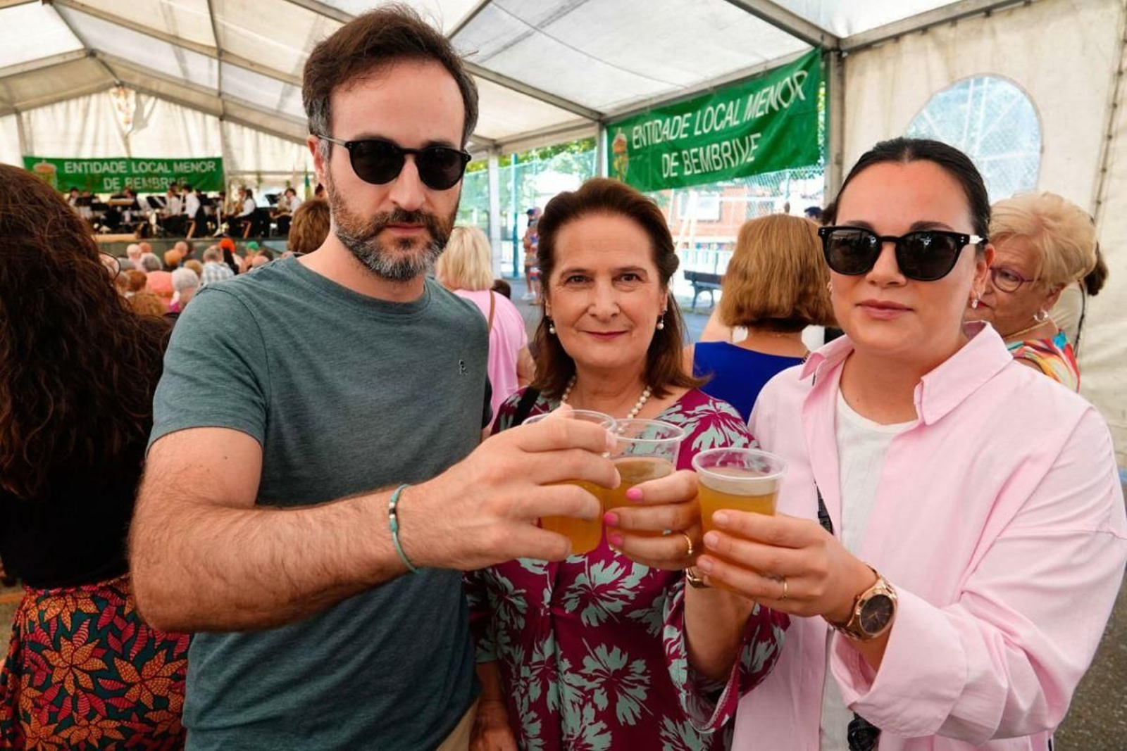 Los visitantes, ayer, brindando por el 25 aniversario de la Festa da Sidra.