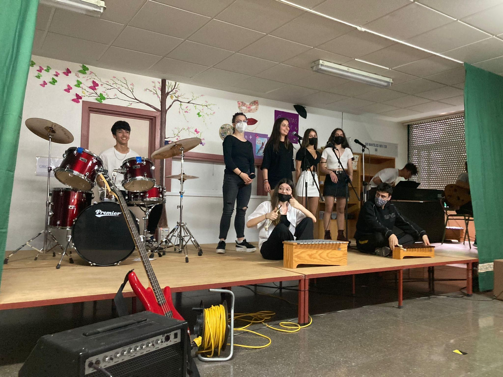 Música e baile no instituto.