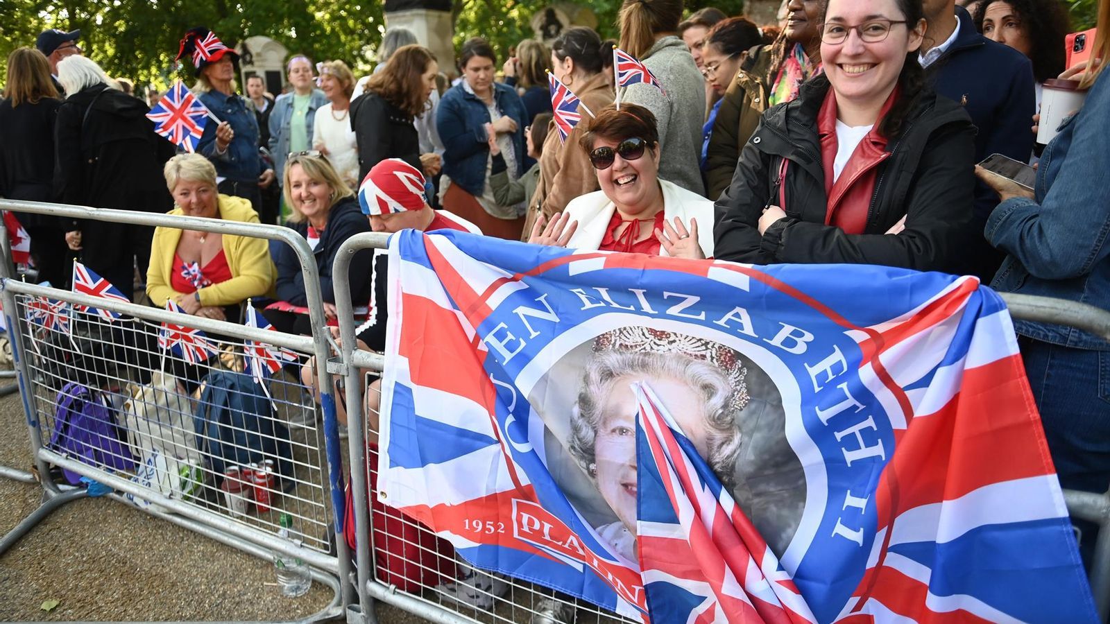 Los ingleses, preparados para el desfile en homenaje a Isabel II. // EFE