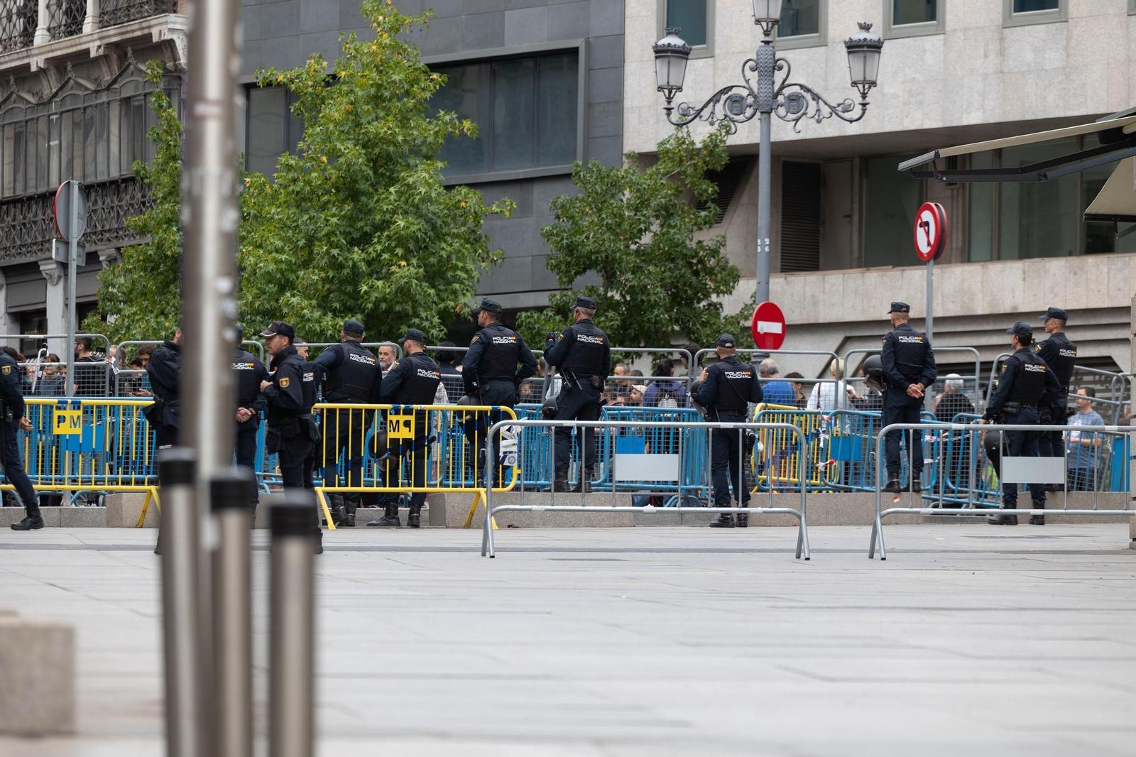 EuropaPress_7814597_agentes_policia_nacional_despliegan_vayas_perimetro_congreso_diputados