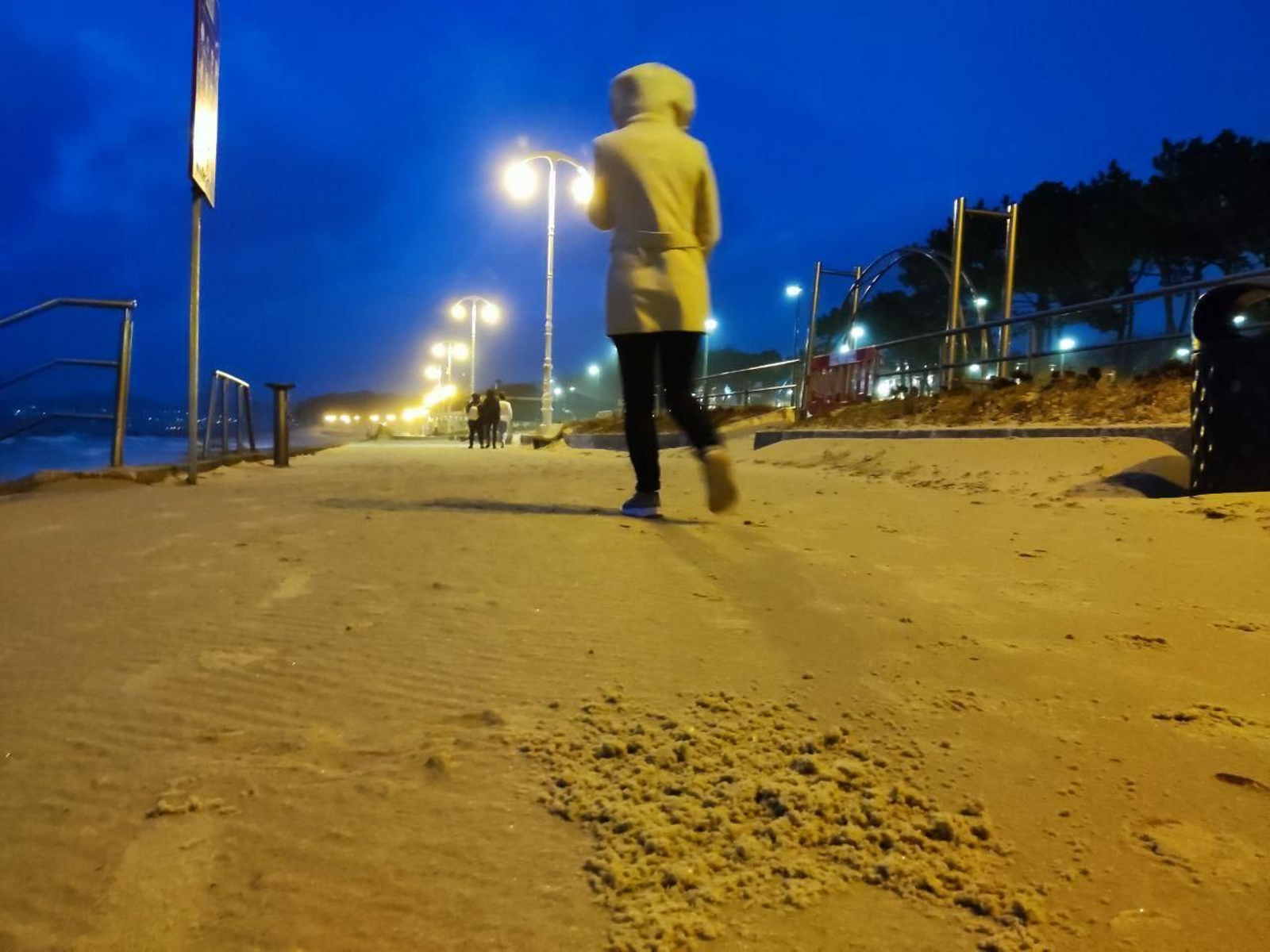 La arena invade el paseo de Samil.