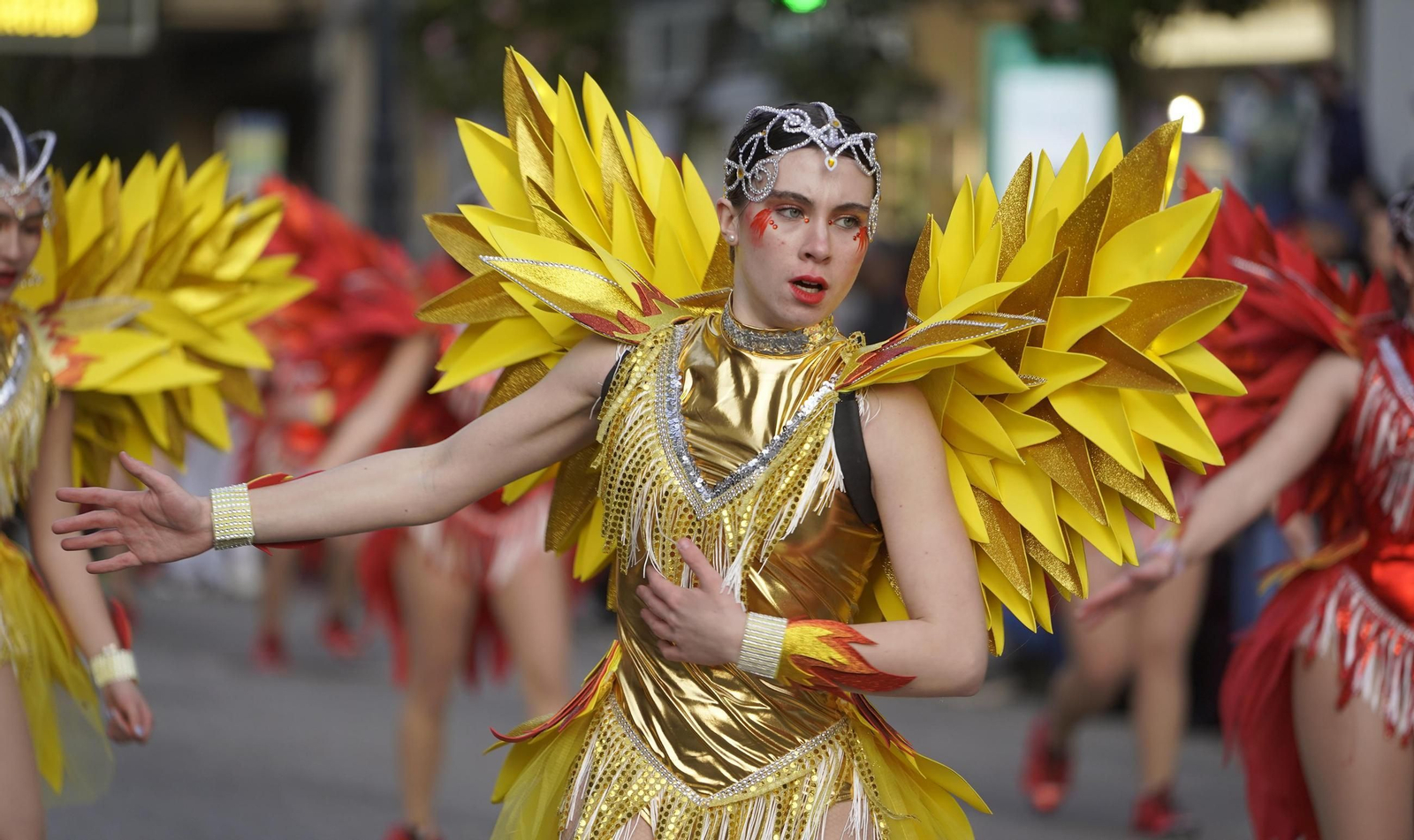 Galería | El desfile de comparsas del Entroido 2026 ilumina las calles de Vigo