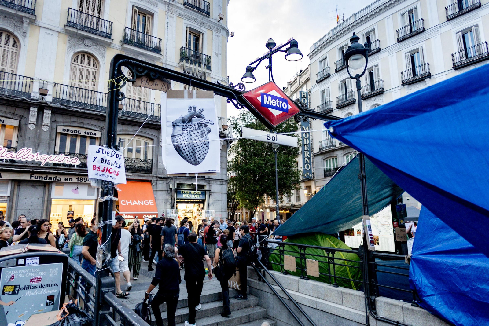 Galería | La acampada de Sol por una vivienda digna se sigue extendiendo y los congregados insisten en esta medida de presión