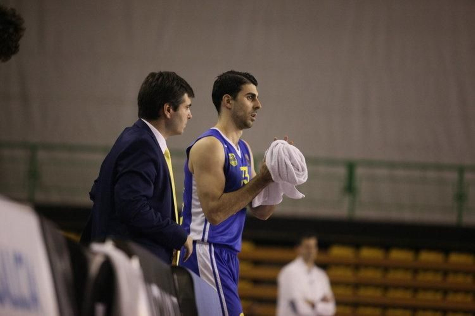 Mitrovic se seca las manos junto al entrenador ayudante del COB, Miguel González