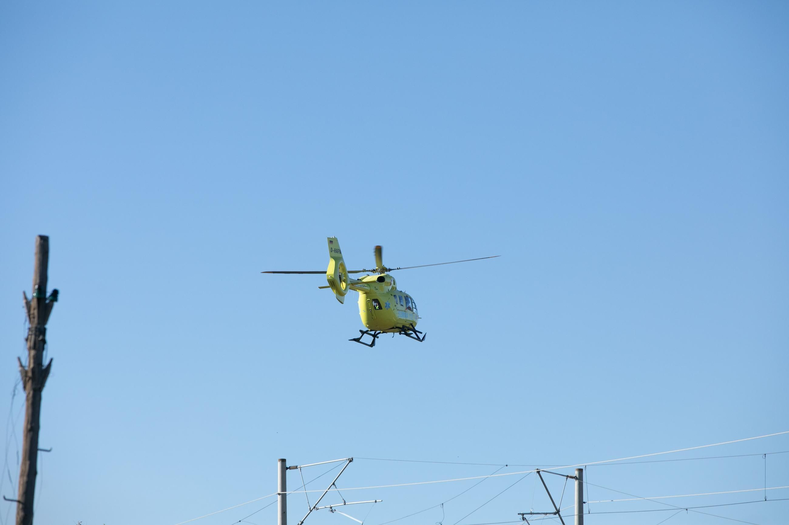 Un helicóptero trabaja en el lugar del accidente.